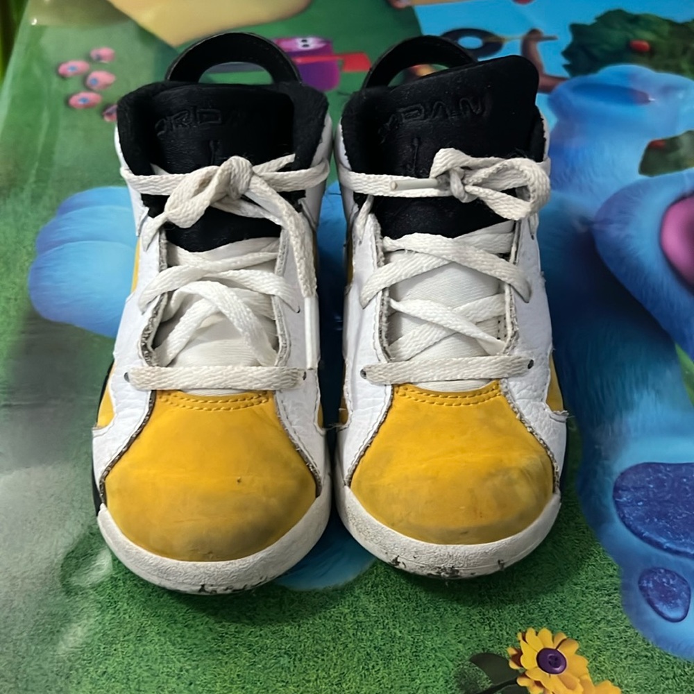 AIR JORDANS (BARELY WORN)